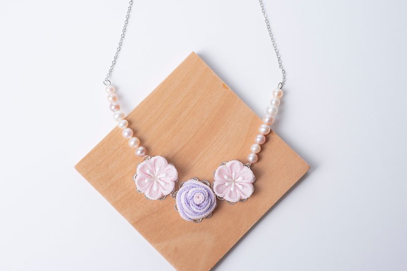 [珠华しゅか]つまみ细工/ Freshwater Pearl and Wind Cloth Rose Necklace (Pink) - สร้อยคอ - ไฟเบอร์อื่นๆ สึชมพู