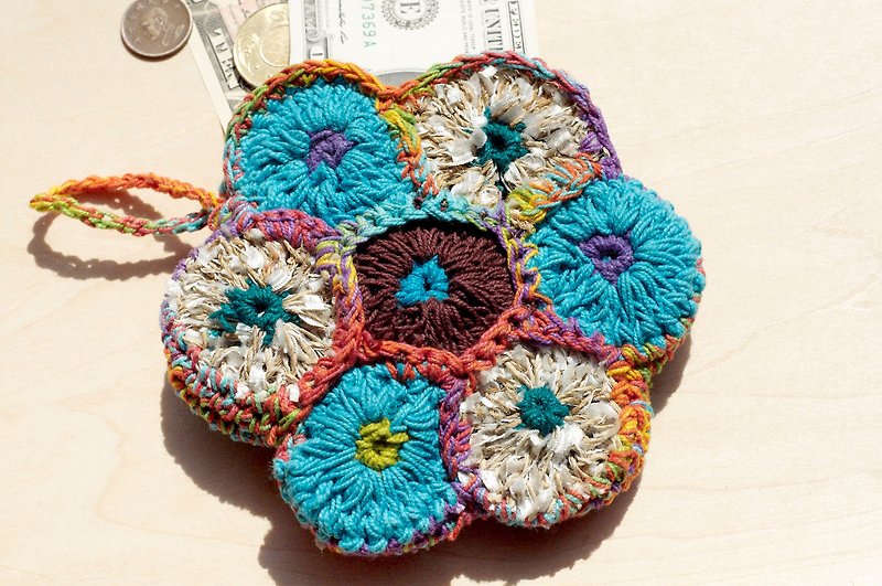 Limited a folk style handmade cotton thread crocheted purse / storage bag / cosmetic bag - Gradient Flowers Purse - กระเป๋าสตางค์ - ผ้าฝ้าย/ผ้าลินิน หลากหลายสี