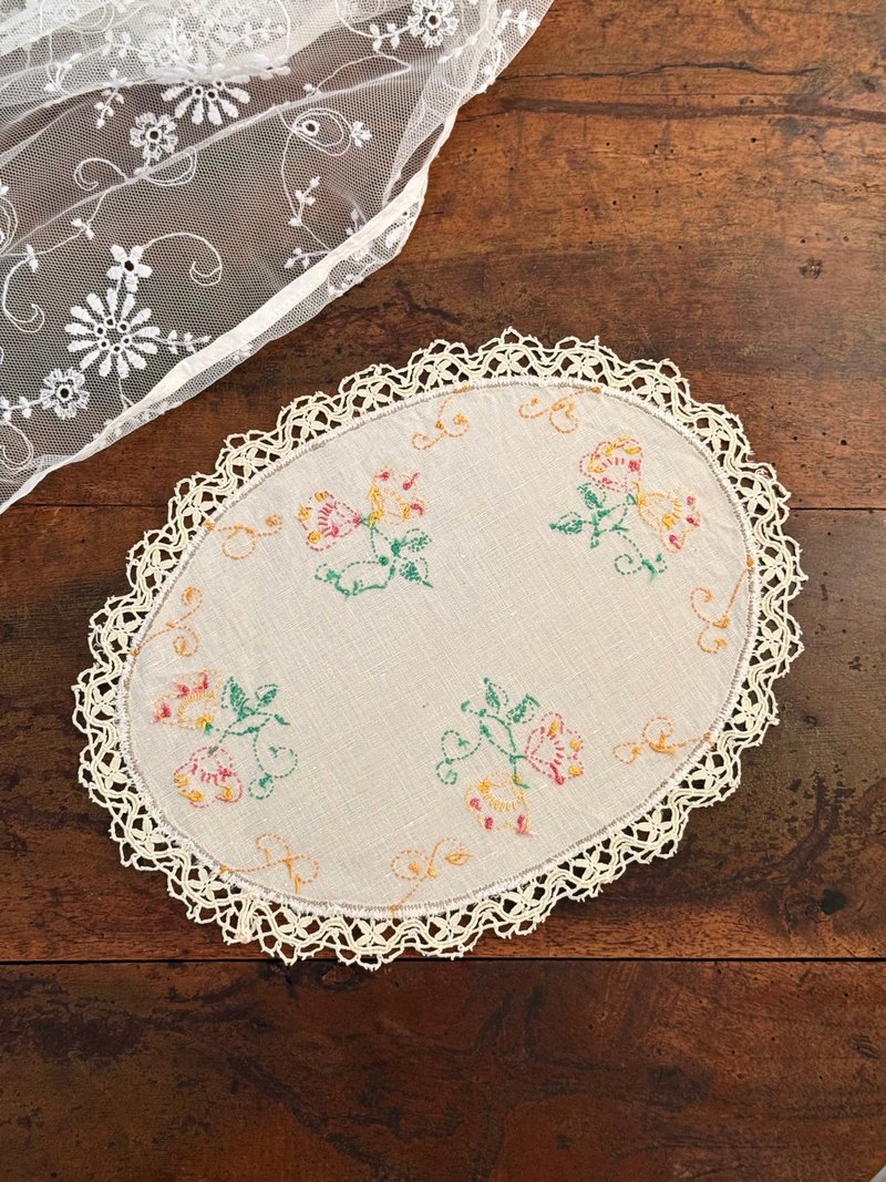 50038-Elegant French antique handmade embroidered table placemat 32x25cm - ผ้ารองโต๊ะ/ของตกแต่ง - ผ้าฝ้าย/ผ้าลินิน 