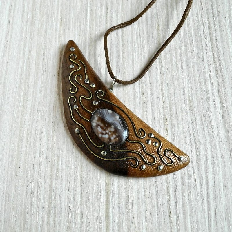 Wooden pendant with agate - สร้อยคอ - ไม้ หลากหลายสี