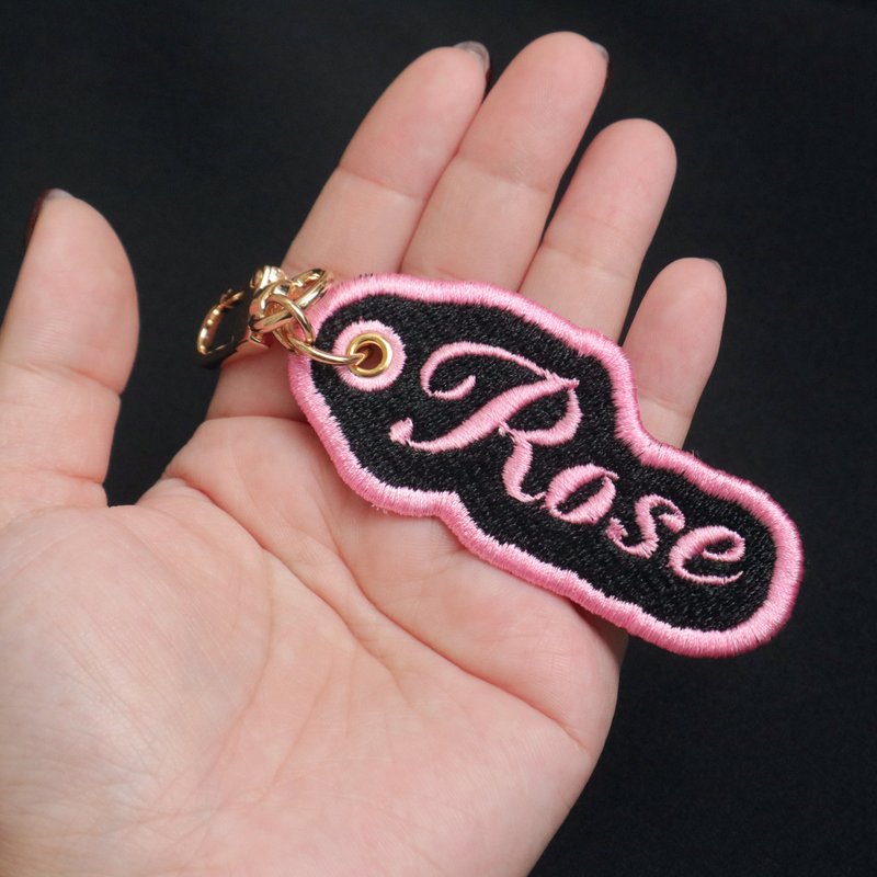 【blackpink x 客製姓名吊牌】R款 I 插圖刺繡鑰匙圈 I 特色送禮 - 鎖匙扣/鎖匙包 - 棉．麻 