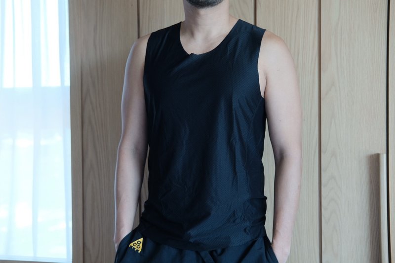 【男用上衣】方格運動・環保紗透氣背心・台灣製 - 男背心 - 尼龍 黑色