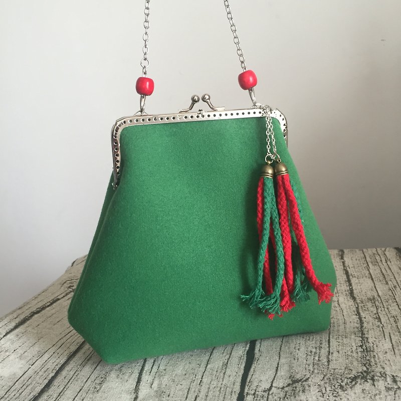 [] Green leaves a little red cotton bag creative green red beads handmade wool felt wool export gold shoulder bag slung dinner chain bag clutch purse handbag bag phone - กระเป๋าแมสเซนเจอร์ - วัสดุอื่นๆ สีเขียว