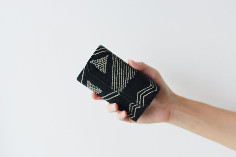 Totem lines wrinkled cotton paper wallet-black model/canvas bag washable paper coin purse handmade - Coin Purses - Cotton & Hemp Black