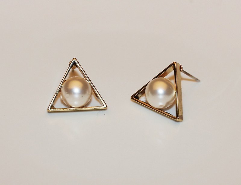 Triangle Brass Pearl Earrings - ต่างหู - เครื่องเพชรพลอย ขาว