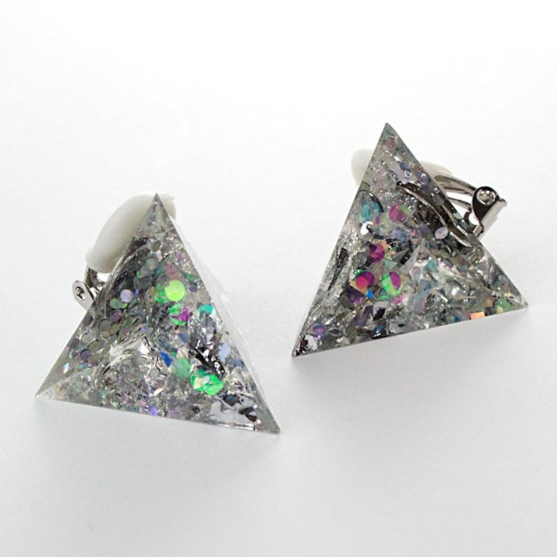 トライアングルイヤリング(Kirameki) - 耳環/耳夾 - 其他材質 銀色