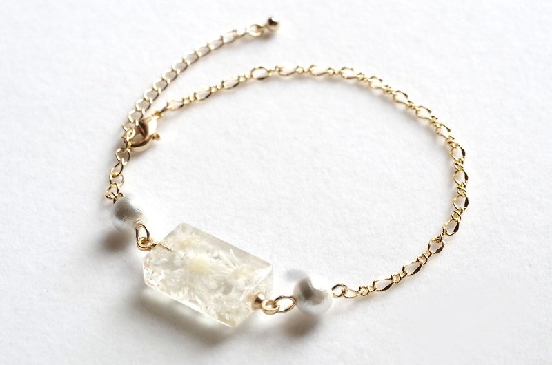 Resin art flower and cotton pearl bracelet white gold - สร้อยข้อมือ - ผ้าฝ้าย/ผ้าลินิน ขาว