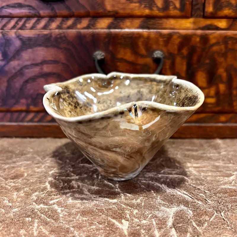 柴燒幻彩貝殼光花型茶杯 / 茶具 / 小平凡手作 - 茶壺/茶杯/茶具 - 陶 