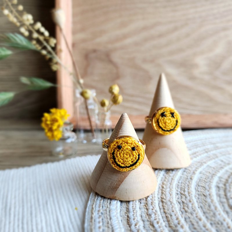 Crochet smileys adjustable ring one piece (normal or xx eyes) - แหวนทั่วไป - ผ้าฝ้าย/ผ้าลินิน สีเหลือง