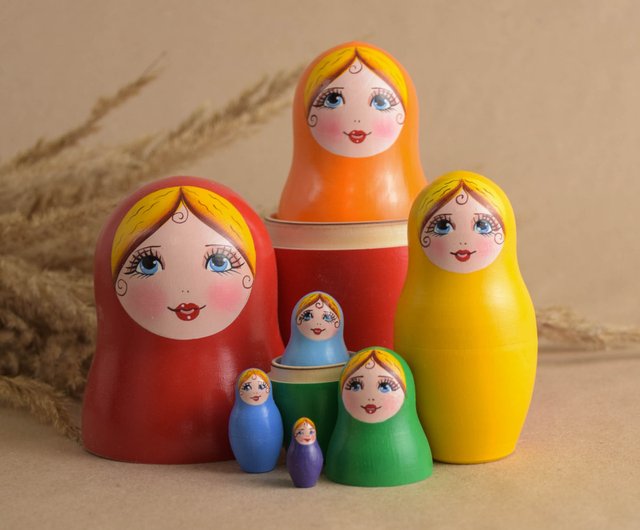 積み重なるマトリョーシカ人形 手作りの木製色選別おもちゃ - ショップ