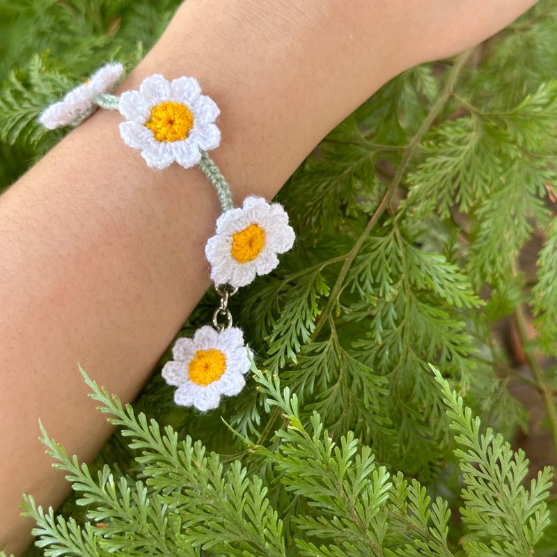 สร้อยข้อมือดอกเดซี่สีขาวโครเชต Blooming Daisy - สร้อยข้อมือ - งานปัก ขาว