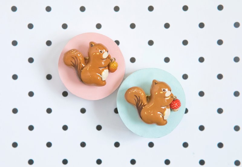 松鼠拿著蘑菇 松果胸針 - 胸針 - 黏土 咖啡色