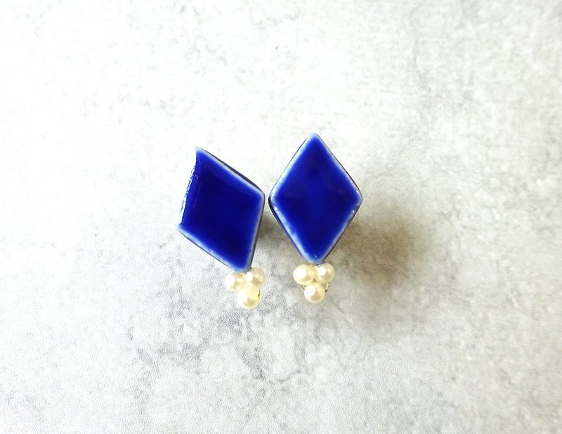 hishigata freshwater pearl earrings/ Clip-On blue - ต่างหู - ดินเผา สีน้ำเงิน