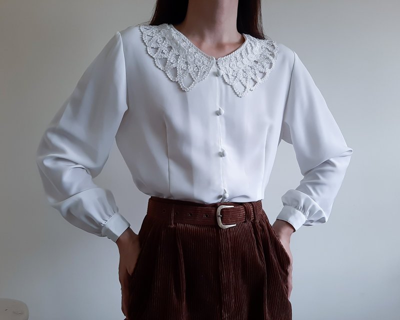 Vintage white minimalist blouse Lace collared blouse 70s 80s Romantic blouse - เสื้อเชิ้ตผู้หญิง - เส้นใยสังเคราะห์ ขาว