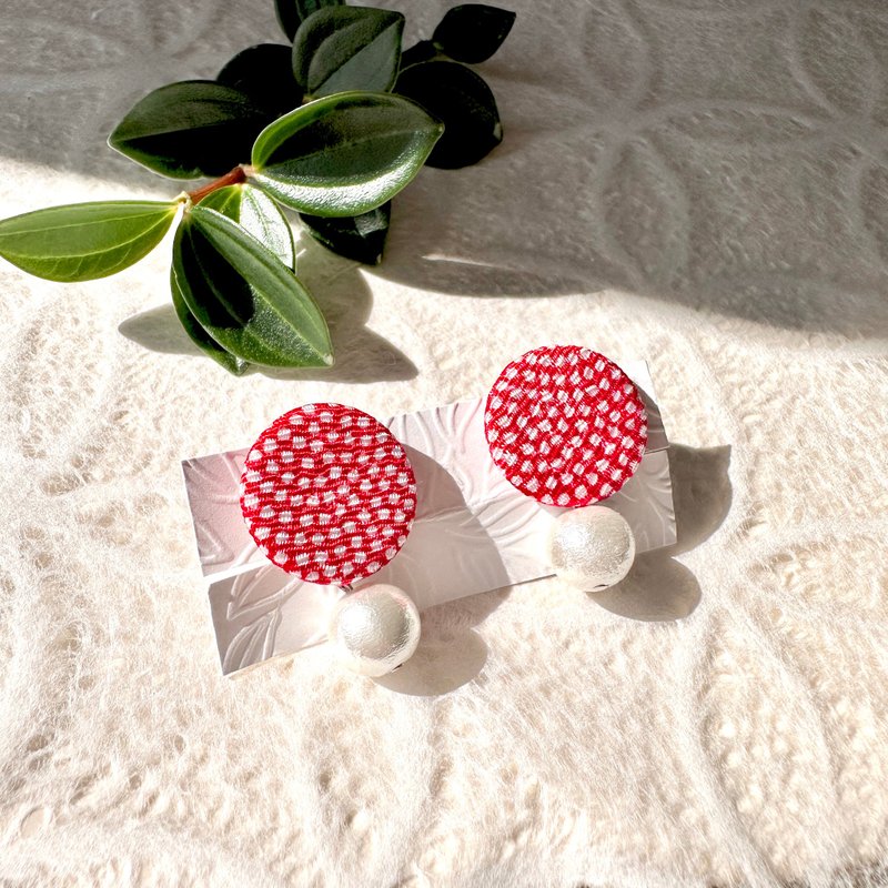 Japanese kimono fabric round earrings Red Japanese handmade summer japanese clip on earring - ต่างหู - วัสดุอื่นๆ สีแดง