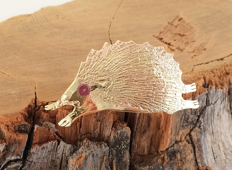 Hedgehog ☆ Brass Brooch Rhodlite Garnet - เข็มกลัด - โลหะ สีทอง