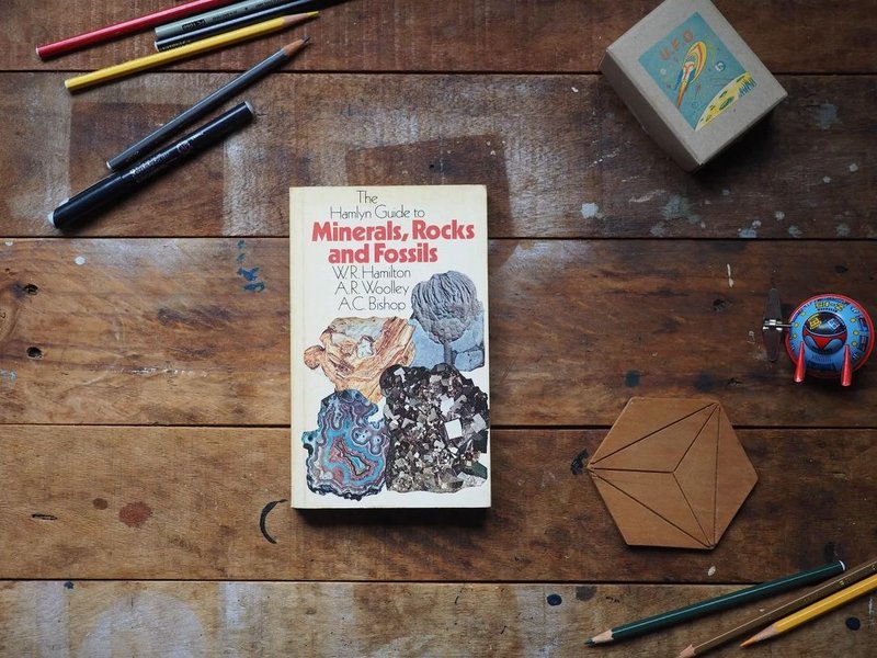 Mineral, rock and fossil illustrated books/old books/old books/old books - หนังสือซีน - กระดาษ ขาว