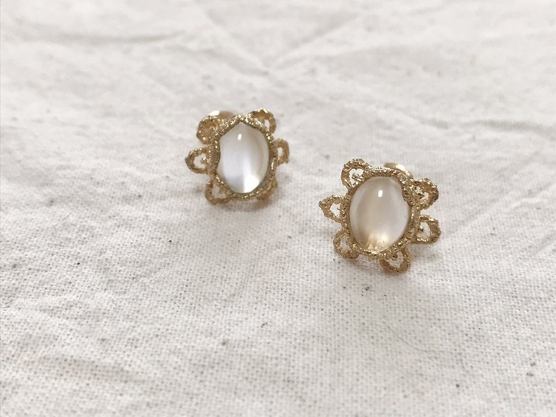 moonstone gold pierced earrings / Moonstone gold earrings - ต่างหู - โลหะ สีทอง