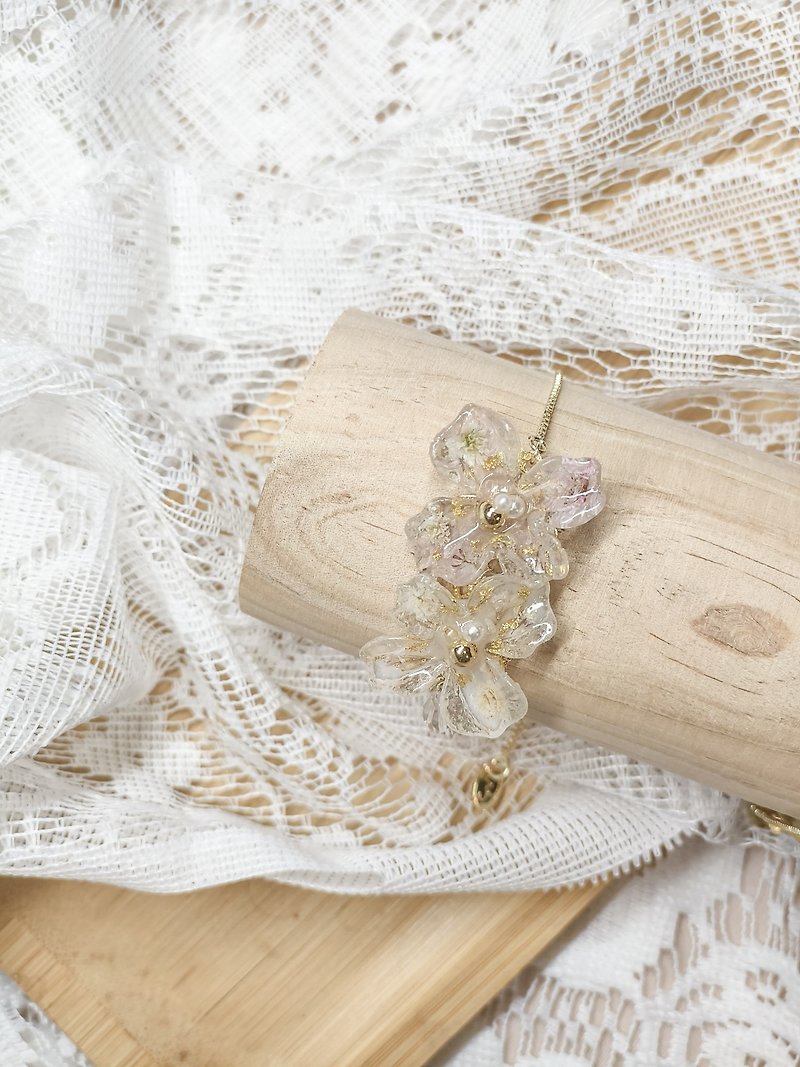 Spring flowers bracelet - สร้อยข้อมือ - เรซิน ขาว