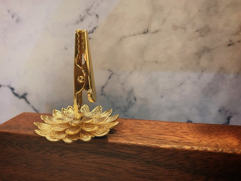 Golden lotus agarwood clip - น้ำหอม - โลหะ สีทอง