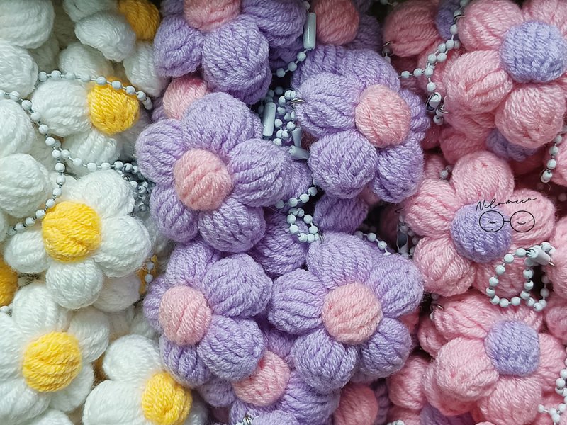 Crochet Flowers Keychain - 吊飾/掛飾 - 其他材質 多色