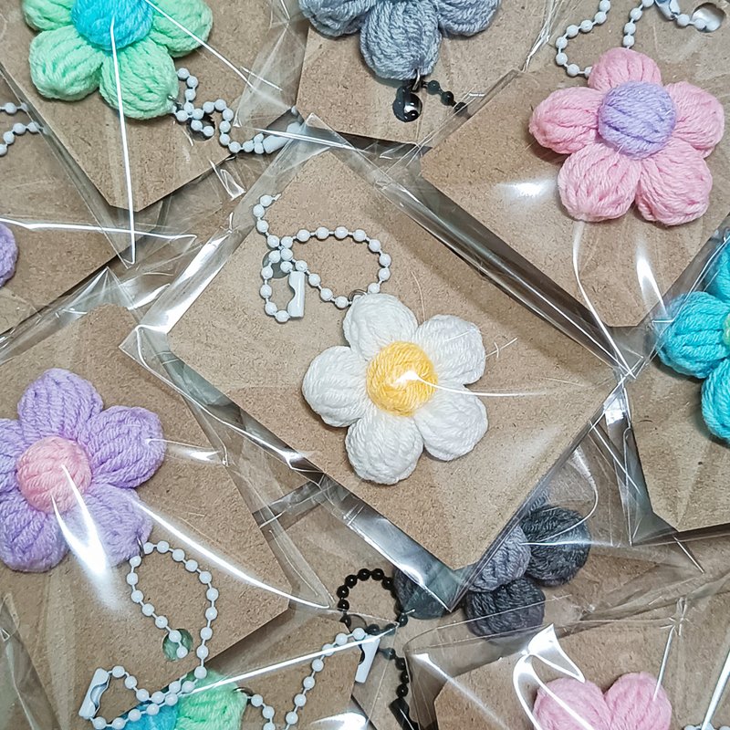 Crochet Flowers Keychain - 吊飾/掛飾 - 其他材質 多色