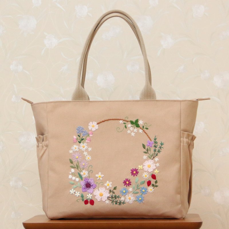 Canvas embroidery tote bag wreath milk tea beige L size - กระเป๋าถือ - ผ้าฝ้าย/ผ้าลินิน 