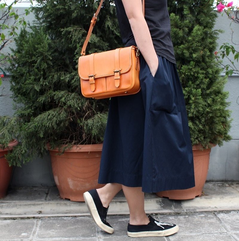 MOOS A5 Oblique Shoulder Messenger Bag Camera Bag Italian Vegetable Tanned Saddle Leather - กระเป๋าแมสเซนเจอร์ - หนังแท้ สีส้ม