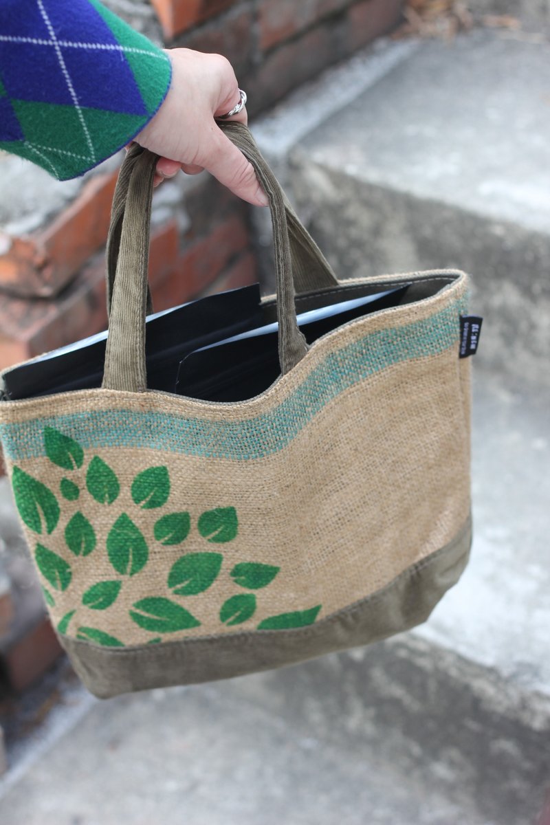 RE:NEW coffee tote bag - กระเป๋าถือ - ผ้าฝ้าย/ผ้าลินิน สีกากี