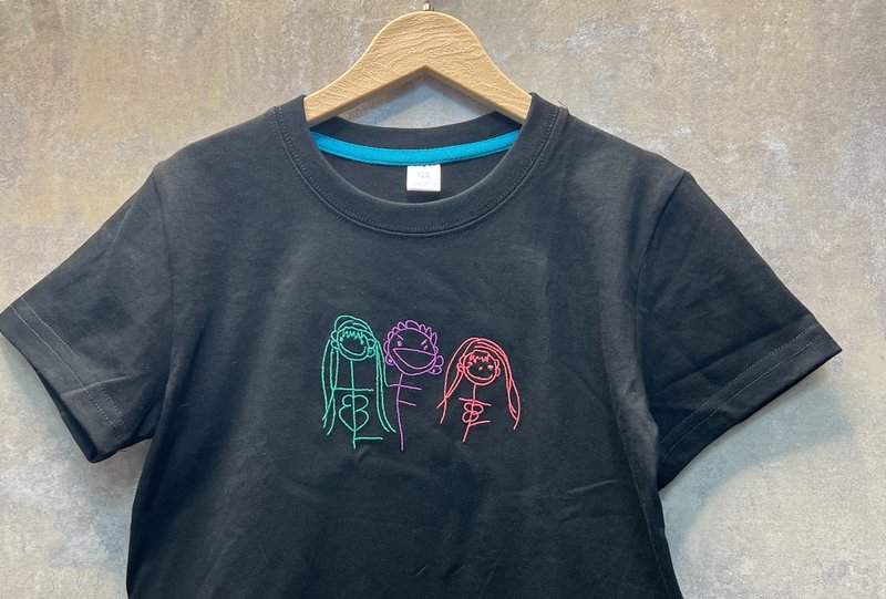 客製化彩色線條刺繡T 孩子畫作變刺繡 童趣手繪紀念款 1180 起 - 女上衣/長袖上衣 - 木頭 銀色