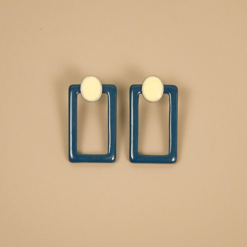 Cream White and Blue Square Earrings - ต่างหู - อะคริลิค สีน้ำเงิน
