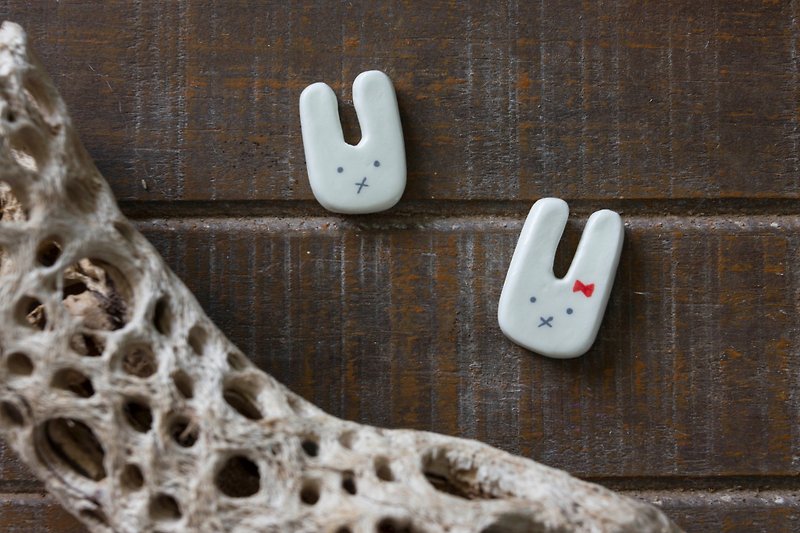 Hand Made Light Clay Mini Bunny Brooch Pins - เข็มกลัด - ดินเหนียว ขาว