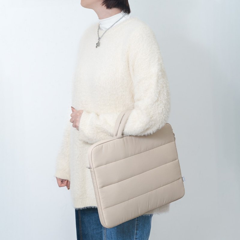 Yunduo Puffy Laptop Bag (13 inches) - Oatmeal - กระเป๋าแล็ปท็อป - วัสดุอื่นๆ 