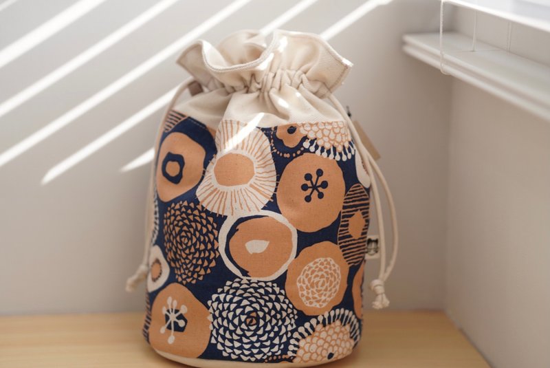 Dual-purpose three-dimensional bucket bag with large pink, orange and white flowers - Drawstring Bags - Cotton & Hemp White