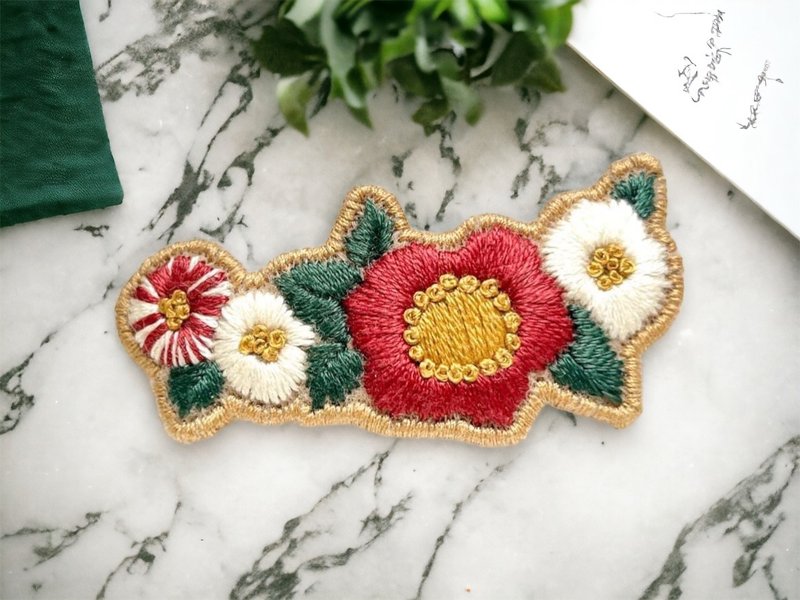 手刺繡髮夾。山茶花。紅 - 髮夾/髮圈 - 繡線 紅色