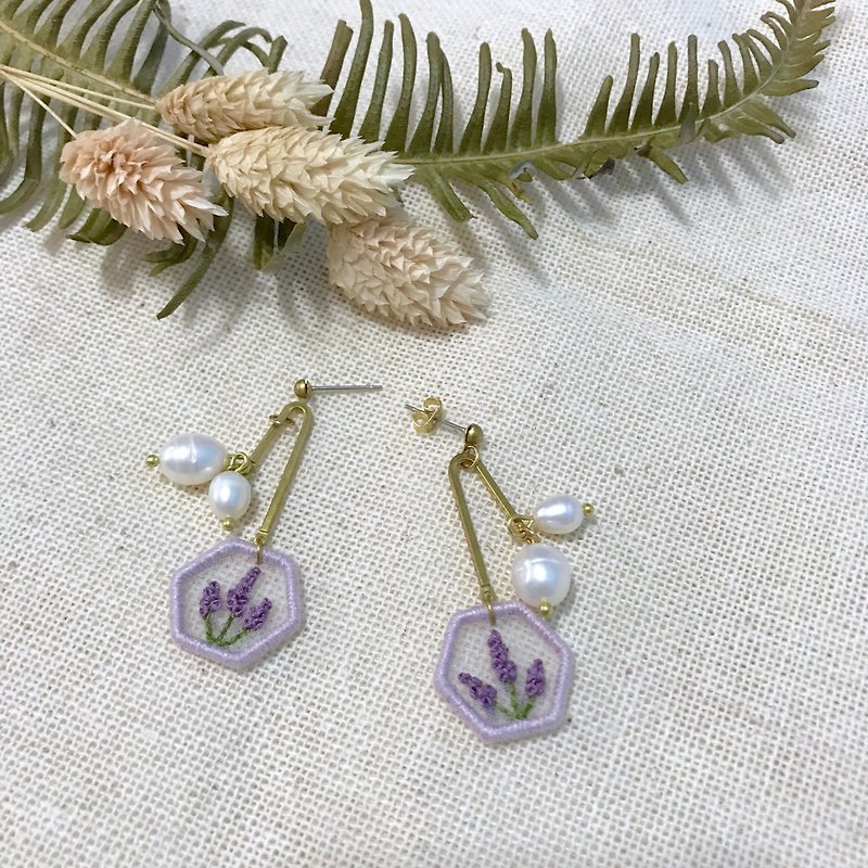 Hand-made embroidery // Lavender flower window pearl curve earrings // Can be changed to clip style - ต่างหู - งานปัก สีม่วง
