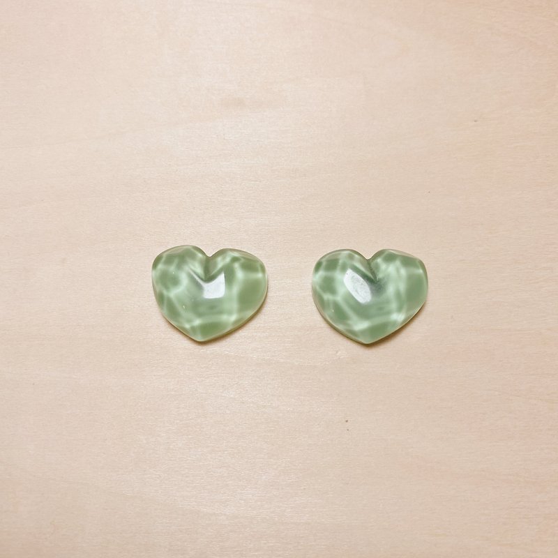 復古亮綠水波愛心耳環 - 耳環/耳夾 - 樹脂 綠色