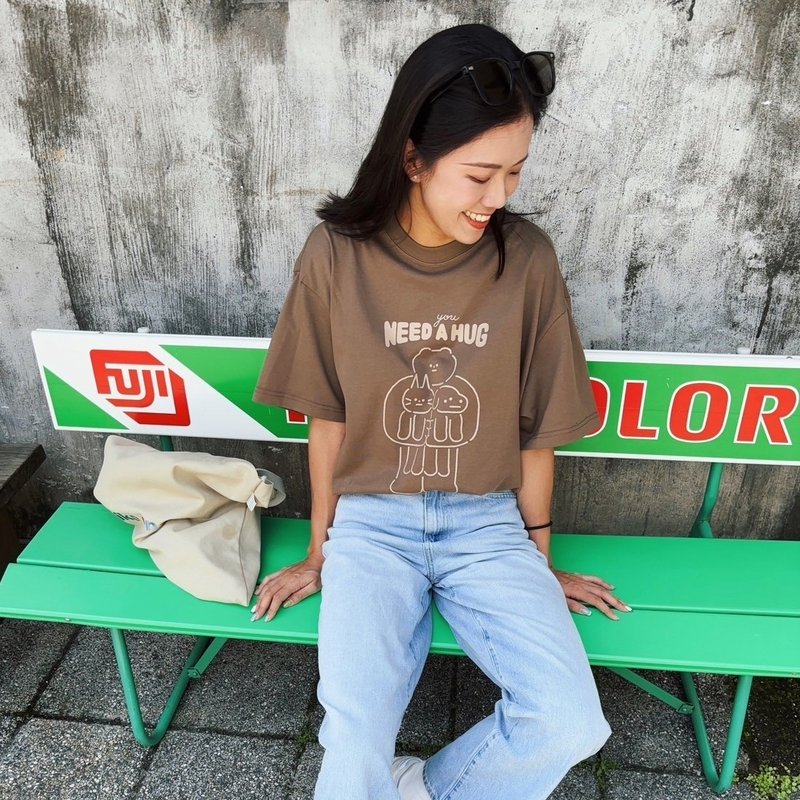 Furry Zoo slightly wide and small dropped shoulders unisex short T bear hug together - เสื้อยืดผู้ชาย - ผ้าฝ้าย/ผ้าลินิน สีกากี