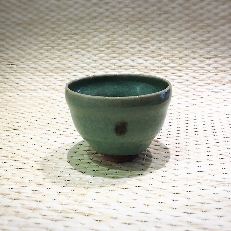 Teacher Xiao Hongcheng's hand-made curved cup - Teapots & Teacups - Pottery 