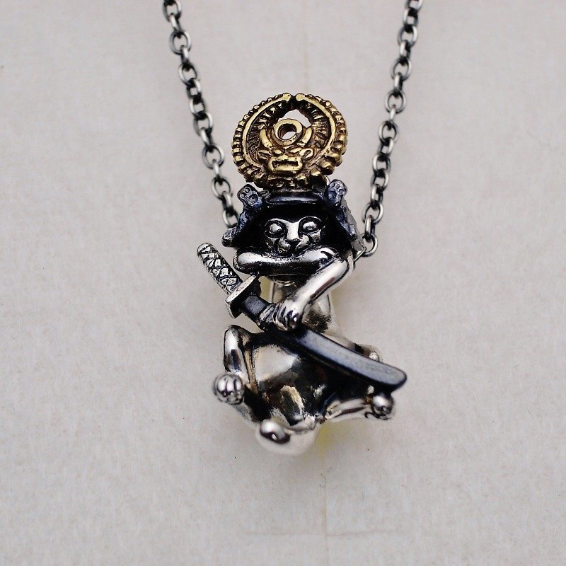 Warlord Cat Yenas Pendant / Ieyasu Tokugawa's helmet and pendant of a cat holding his beloved sword "Muramasa" [bastet] - Necklaces - Other Metals Gray