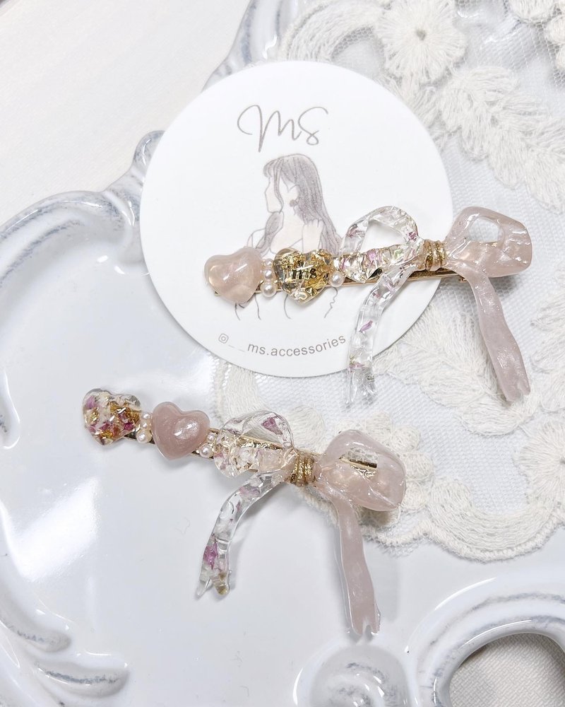 Ribbon dried flower bow heart and pearl hairpin - เครื่องประดับผม - เรซิน สึชมพู