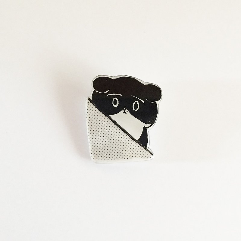 Chirari black and white cat's Plavan brooch 2 from the wall - Brooches - Plastic White