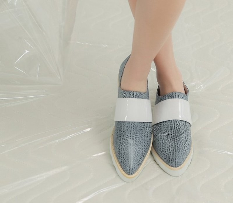 [Show products] Clear Broadband Pointed Thick-soled Casual Shoes Blue Embossed White - รองเท้ารัดส้น - หนังแท้ สีน้ำเงิน