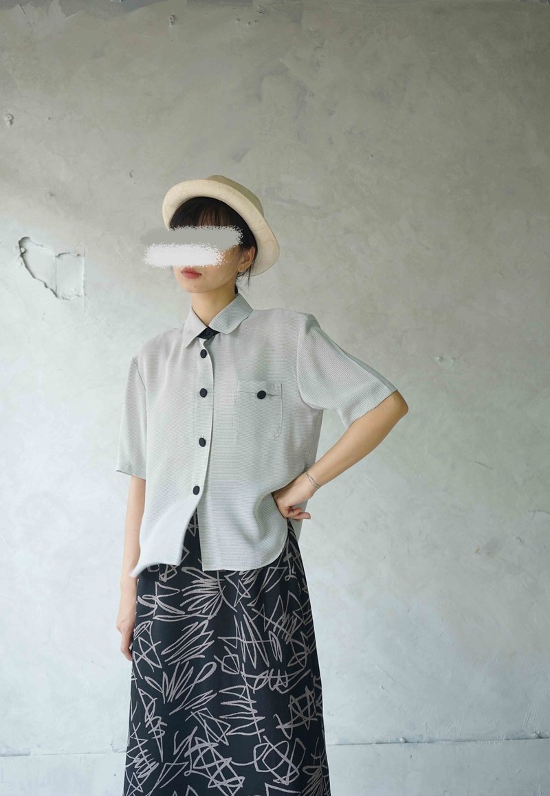 尋寶古著-灰白色小格子黑色釦子垂墜感襯衫 - 女襯衫 - 聚酯纖維 灰色