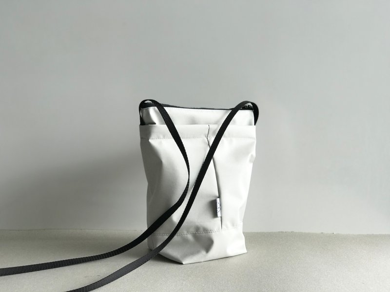 Nylon shoulder bag for plastic bottles / ivory gray - กระเป๋าแมสเซนเจอร์ - วัสดุอื่นๆ ขาว