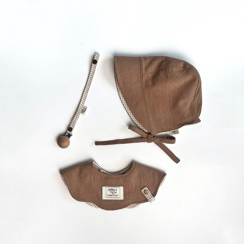 [Khaki Plaid] Double-sided Newborn Miyue Ceremony _ baby hat + bib + pacifier chain - Baby Gift Sets - Cotton & Hemp Khaki