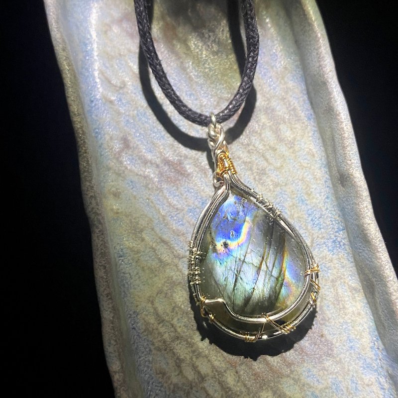 [One-of-a-kind] Bihui | Labradorite Necklace Metal Weave (Including Leather Rope) - Necklaces - Crystal Multicolor