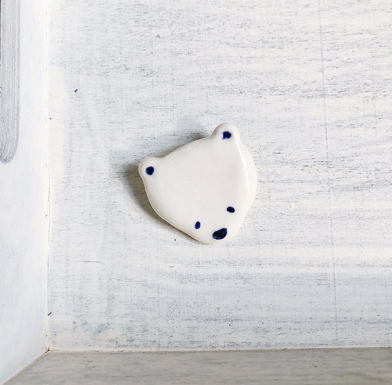 Polar bear brooch royal blue - Brooches - Porcelain White