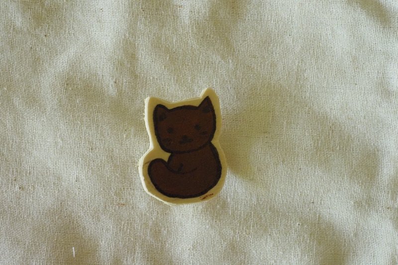 Sitting Cat Handmade Wooden Pin - เข็มกลัด - ไม้ สีนำ้ตาล