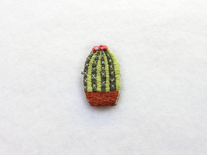 Cactus handmade embroidery pin - เข็มกลัด - กระดาษ สีเขียว